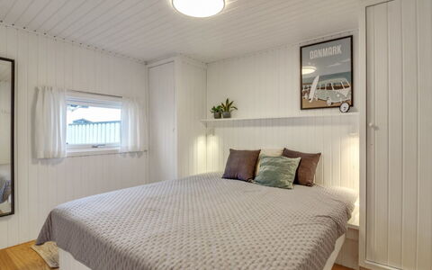 Rutha - 45M from the Sea: Træ, Gulvbelægning, Soveværelse, Indretning, Etage, Seng, Loft, Sengetøj, Sengetøj, Møbel