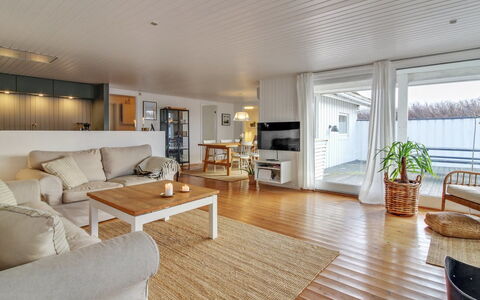 Rutha - 45M from the Sea: Gulvbelægning, Indretning, Etage, Møbel, Træ, Trægulve, Couch, Loft, Stue, Lejlighed