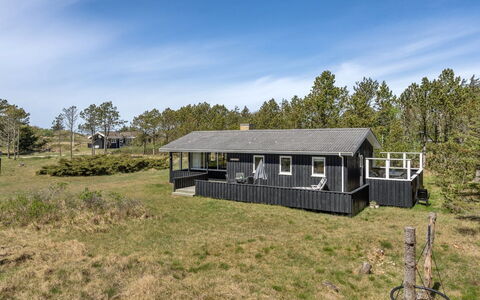 Melisande - 950M from the Sea: Gulvbelægning, Sanitærarmatur, Etage, Indretning, Badeværelse, Toilet, Vvs, Håndvask, Badeværelsesskab, Tap