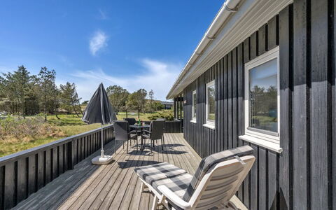 Melisande - 950M from the Sea: Gulvbelægning, Sanitærarmatur, Etage, Indretning, Badeværelse, Toilet, Vvs, Håndvask, Badeværelsesskab, Tap