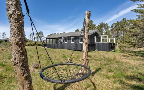Melisande - 950M from the Sea: Gulvbelægning, Sanitærarmatur, Etage, Indretning, Badeværelse, Toilet, Vvs, Håndvask, Badeværelsesskab, Tap