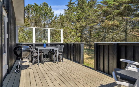 Melisande - 950M from the Sea: Gulvbelægning, Sanitærarmatur, Etage, Indretning, Badeværelse, Toilet, Vvs, Håndvask, Badeværelsesskab, Tap