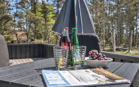 Melisande - 950M from the Sea: Gulvbelægning, Sanitærarmatur, Etage, Indretning, Badeværelse, Toilet, Vvs, Håndvask, Badeværelsesskab, Tap