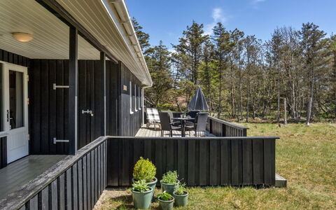 Melisande - 950M from the Sea: Gulvbelægning, Sanitærarmatur, Etage, Indretning, Badeværelse, Toilet, Vvs, Håndvask, Badeværelsesskab, Tap