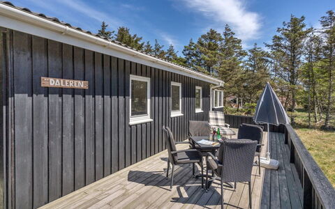 Melisande - 950M from the Sea: Gulvbelægning, Sanitærarmatur, Etage, Indretning, Badeværelse, Toilet, Vvs, Håndvask, Badeværelsesskab, Tap
