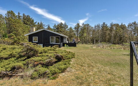 Melisande - 950M from the Sea: Gulvbelægning, Sanitærarmatur, Etage, Indretning, Badeværelse, Toilet, Vvs, Håndvask, Badeværelsesskab, Tap