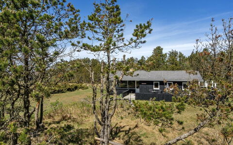 Melisande - 950M from the Sea: Gulvbelægning, Sanitærarmatur, Etage, Indretning, Badeværelse, Toilet, Vvs, Håndvask, Badeværelsesskab, Tap