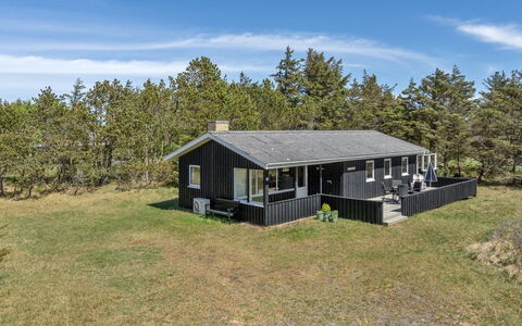 Melisande - 950M from the Sea: Gulvbelægning, Sanitærarmatur, Etage, Indretning, Badeværelse, Toilet, Vvs, Håndvask, Badeværelsesskab, Tap