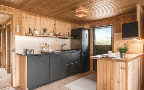 Hunved - 500M from the Sea: Køkken, Træ, Køkken Apparat, Countertop, Møbel, Gulvbelægning, Større Bandage, Cabinetry, Indretning, Bejdse