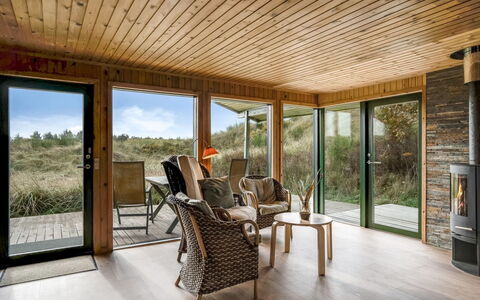 Hunved - 500M from the Sea: Træ, Møbel, Trægulve, Loft, Hårdttræ, Stol, Bejdse, Planke, Veranda, Sommerhus