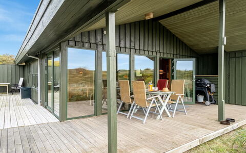 Hunved - 500M from the Sea: Træ, Veranda, Sommerhus, Sidespor, Planke, Skygge, Hårdttræ, Garden Bygninger, Skur, Estate