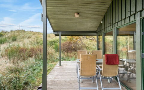 Hunved - 500M from the Sea: Træ, Veranda, Dør, Møbel, Dæk, Loft, Hårdttræ, Skygge, Stol, Sommerhus