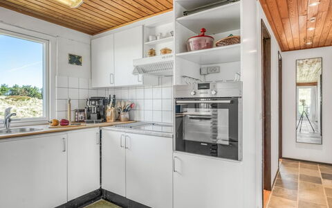 Thorid - 200M from the Sea: Køkken, Gulvbelægning, Væg, Køkken Apparat, Træ, Større Bandage, Indretning, Countertop, Etage, Loft