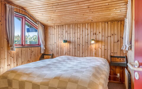 Thorid - 200M from the Sea: Træ, Hjem, Soveværelse, Bejdse, Sommerhus, Hårdttræ, Loft, Bjælkehytte, Seng, Bed Frame
