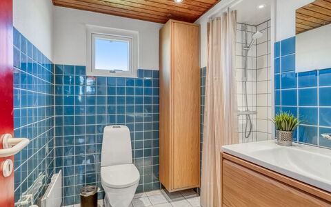 Thorid - 200M from the Sea: Gulvbelægning, Sanitærarmatur, Etage, Indretning, Badeværelse, Håndvask, Vvs, Loft, Tap, Toilet