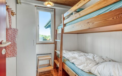 Thorid - 200M from the Sea: Træ, Hjem, Loft, Dør, Soveværelse, Bejdse, Hårdttræ, Bed Frame, Planke, Seng
