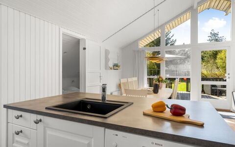 Gustina - 1.2Km from the Sea: Gulvbelægning, Indretning, Træ, Etage, Countertop, Køkken, Loft, Møbel, Cabinetry, Trægulve