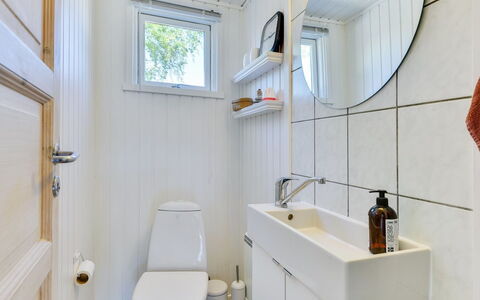Gustina - 1.2Km from the Sea: Toiletbræt, Sanitærarmatur, Toilet, Gulvbelægning, Badeværelse, Etage, Indretning, Vvs, Tap, Håndvask