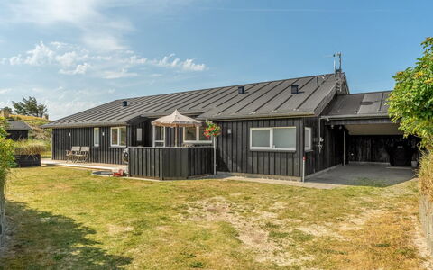Ejnarine - 300M from the Sea: Himmel, Tag, Hus, Hjem, Sommerhus, Sidespor, Skygge, Estate, Gård, Garden Bygninger