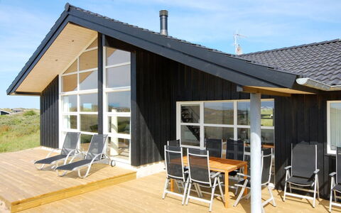 Ung - 150M from the Sea: Gulvbelægning, Væg, Etage, Indretning, Træ, Loft, Trægulve, Belysning, Møbel, Laminat Gulv