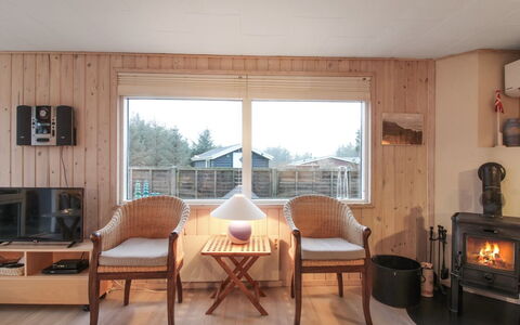 Liisi - 500M from the Sea: Møbel, Couch, Indretning, Gulvbelægning, Stue, Etage, Throw Pillow, Værelse, Pude