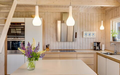 Ger - 200M from the Sea: Indretning, Køkken, Gulvbelægning, Countertop, Lysarmatur, Møbel, Træ, Etage, Trægulve, Loft