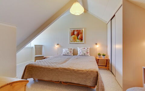 Aline - 1Km from the Sea: Seng, Indretning, Møbel, Soveværelse, Etage, Gulvbelægning, Loft, Træ, Sengetøj, Sengetøj
