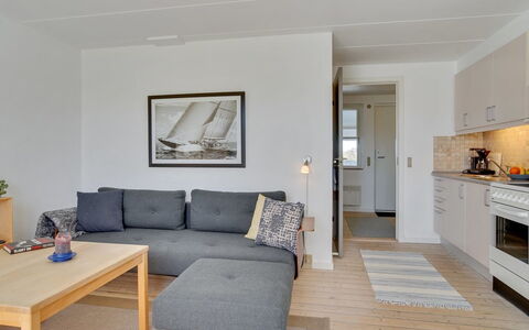 Aline - 1Km from the Sea: Møbel, Gulvbelægning, Couch, Etage, Træ, Indretning, Bord, Stue, Trægulve, Loft