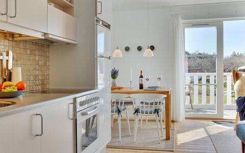 Aline - 1Km from the Sea: Møbel, Køkken, Indretning, Countertop, Gulvbelægning, Køkken Apparat, Etage, Træ, Større Bandage, Køkken & Spisebord
