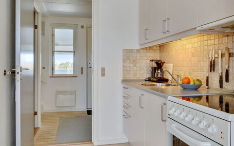 Aline - 1Km from the Sea: Gulvbelægning, Større Bandage, Køkken Apparat, Træ, Indretning, Køkken, Etage, Countertop, Loft, Værelse
