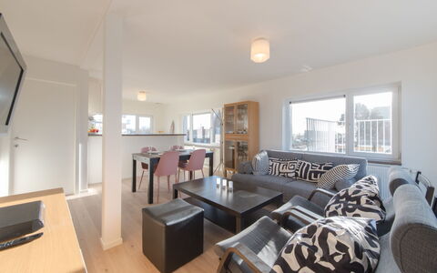 De Zeegloed Duplex with Parking: Plante, Træ, Himmel, Træ, Skygge, Land Lot, Bord, Græs, Bygning, Murværk