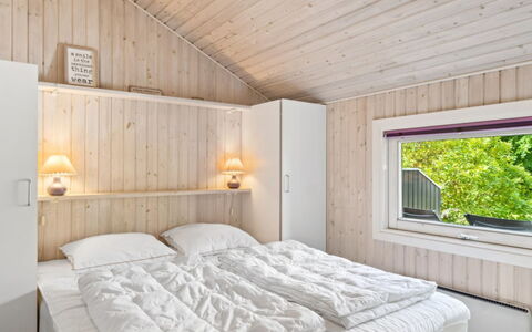 Batsha - 350M from the Sea: Træ, Soveværelse, Hjem, Seng, Loft, Sengetøj, Fryser, Sengetøj, Sommerhus, Bed Frame