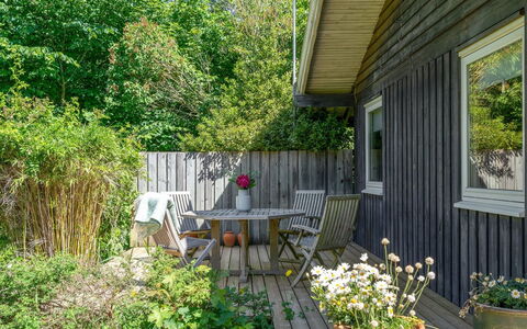 Naira - 1.8Km from the Sea: Træ, Tag, Arkitektur, Hjem, Hus, Sommerhus, Sidespor, Hårdttræ, Hældning, Estate