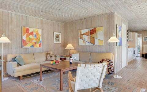 Naira - 1.8Km from the Sea: Træ, Tag, Arkitektur, Hjem, Hus, Sommerhus, Sidespor, Hårdttræ, Hældning, Estate