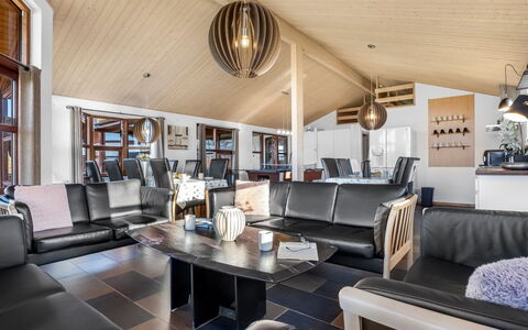 Niela - 800M from the Sea: Couch, Træ, Indretning, Stue, Møbel, Loft, Gulvbelægning, Hjem, Etage