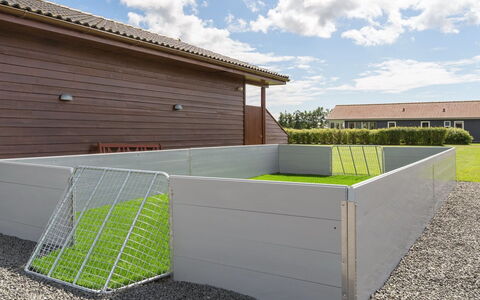 Niela - 800M from the Sea: Kompositmateriale, Have, Lawn, Gård, Backyard, Hegn, Mesh, Kunstgræs, Home Fencing