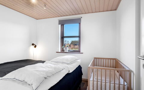 Niela - 800M from the Sea: Væg, Træ, Soveværelse, Seng, Indretning, Møbel, Loft, Etage, Sengetøj, Hjem