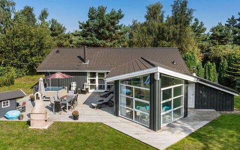 Toa - 600M from the Sea: Tag, Hus, Land Lot, Hjem, Sommerhus, Estate, Garden Bygninger, Skygge, Bjælkehytte, Landscaping