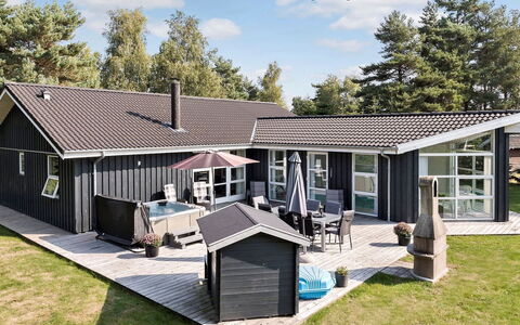 Toa - 600M from the Sea: Tag, Hus, Land Lot, Hjem, Sommerhus, Estate, Garden Bygninger, Skygge, Bjælkehytte, Landscaping