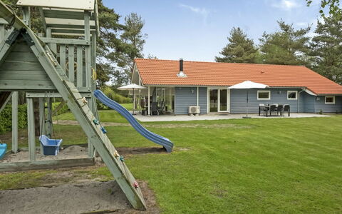 Heraldina - 800M from the Sea: Boligområde, Tag, Forstad, Indkørsel, Estate, Skorsten