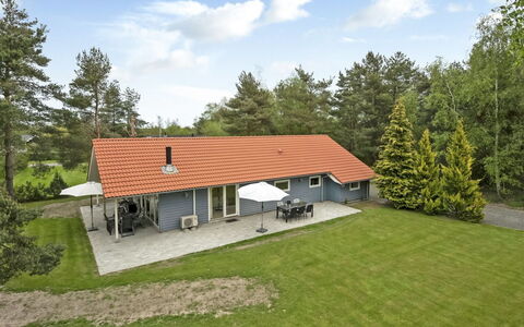 Heraldina - 800M from the Sea: Boligområde, Tag, Forstad, Indkørsel, Estate, Skorsten