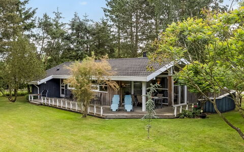 Fatlinda - 1Km from the Sea: Græs, Busk, Hus, Have, Hjem, Sommerhus, Land Lot, Lawn, Bunddække