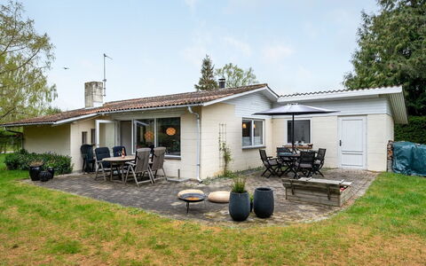 Arnulf - 400M from the Sea: Bygning, Hus, Vindue, Hjem, Tag, Boligområde, Busk, Sommerhus, Land Lot
