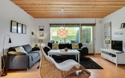 Arnulf - 400M from the Sea: Bygning, Hus, Vindue, Hjem, Tag, Boligområde, Busk, Sommerhus, Land Lot
