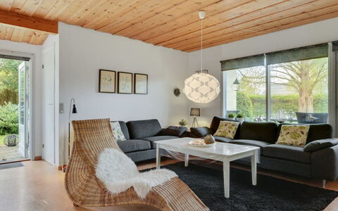 Arnulf - 400M from the Sea: Bygning, Hus, Vindue, Hjem, Tag, Boligområde, Busk, Sommerhus, Land Lot