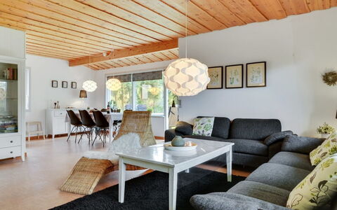 Arnulf - 400M from the Sea: Bygning, Hus, Vindue, Hjem, Tag, Boligområde, Busk, Sommerhus, Land Lot