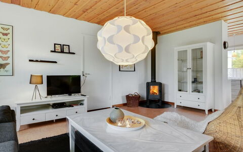 Arnulf - 400M from the Sea: Bygning, Hus, Vindue, Hjem, Tag, Boligområde, Busk, Sommerhus, Land Lot