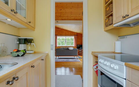 Siem - 650M from the Sea: Køkken, Køkken Apparat, Countertop, Større Bandage, Gulvbelægning, Træ, Indretning, Cabinetry, Etage, Køkkenvask