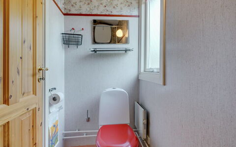 Siem - 650M from the Sea: Gulvbelægning, Etage, Sanitærarmatur, Indretning, Toilet, Værelse, Vvs, Badeværelse, Toiletbræt, Håndvask