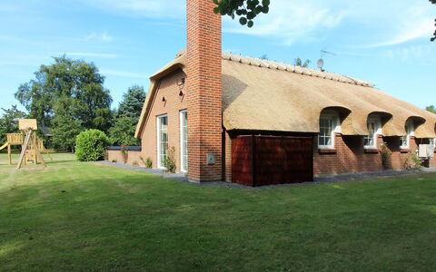 Erra - 250M from the Sea: Træ, Hus, Sommerhus, Hjem, Tag, Landdistrikt, Sidespor, Bjælkehytte, Garden Bygninger, Hårdttræ